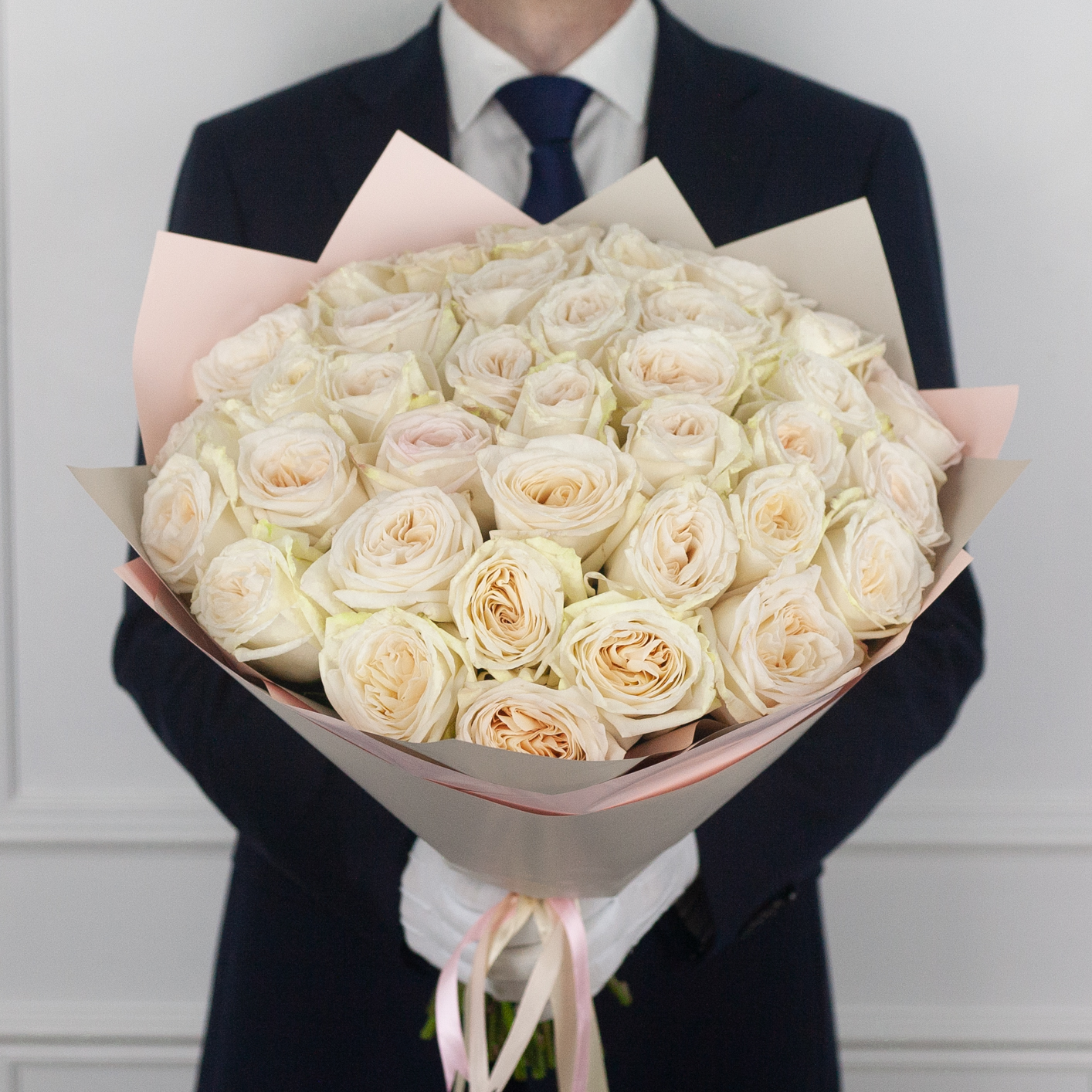 Bouquet of 35 peony-shaped fragrant roses White O'Hara