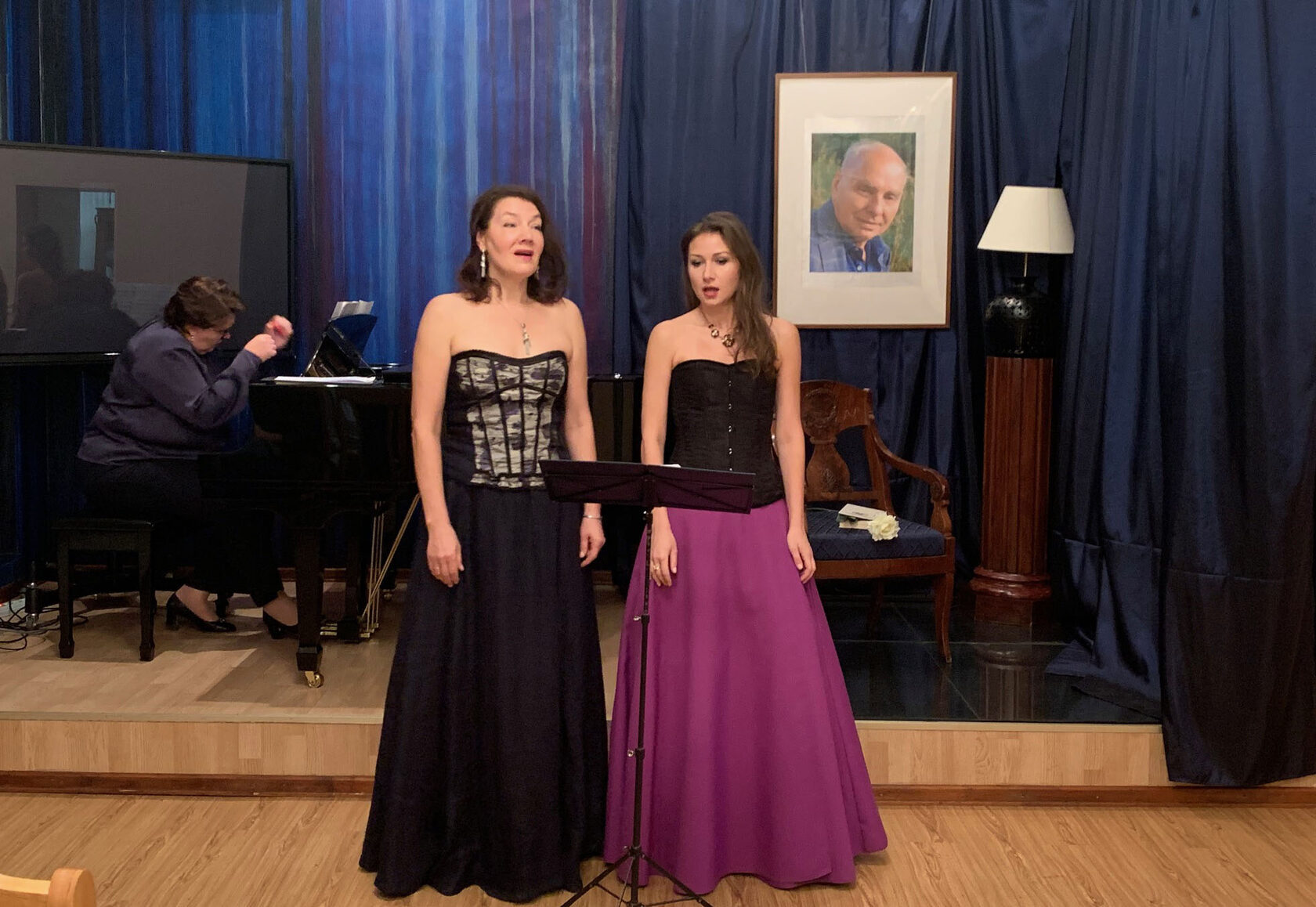 корпоратив в стиле подмосковные вечера. подмосковные вечера ургант. подмосковные вечера шоу первый канал. подмосковные вечера телепередача. подмосковные вечера новогодний выпуск.