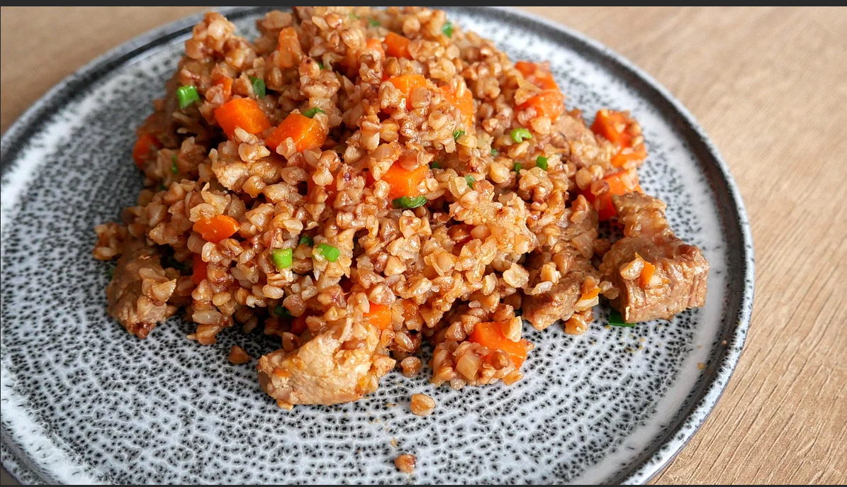 Гречка по купечески со свининой фото. Гречка по купечески. Гречка с мясом по купечески. Гречка по купечески фото. Гречка по-купечески в мультиварке.