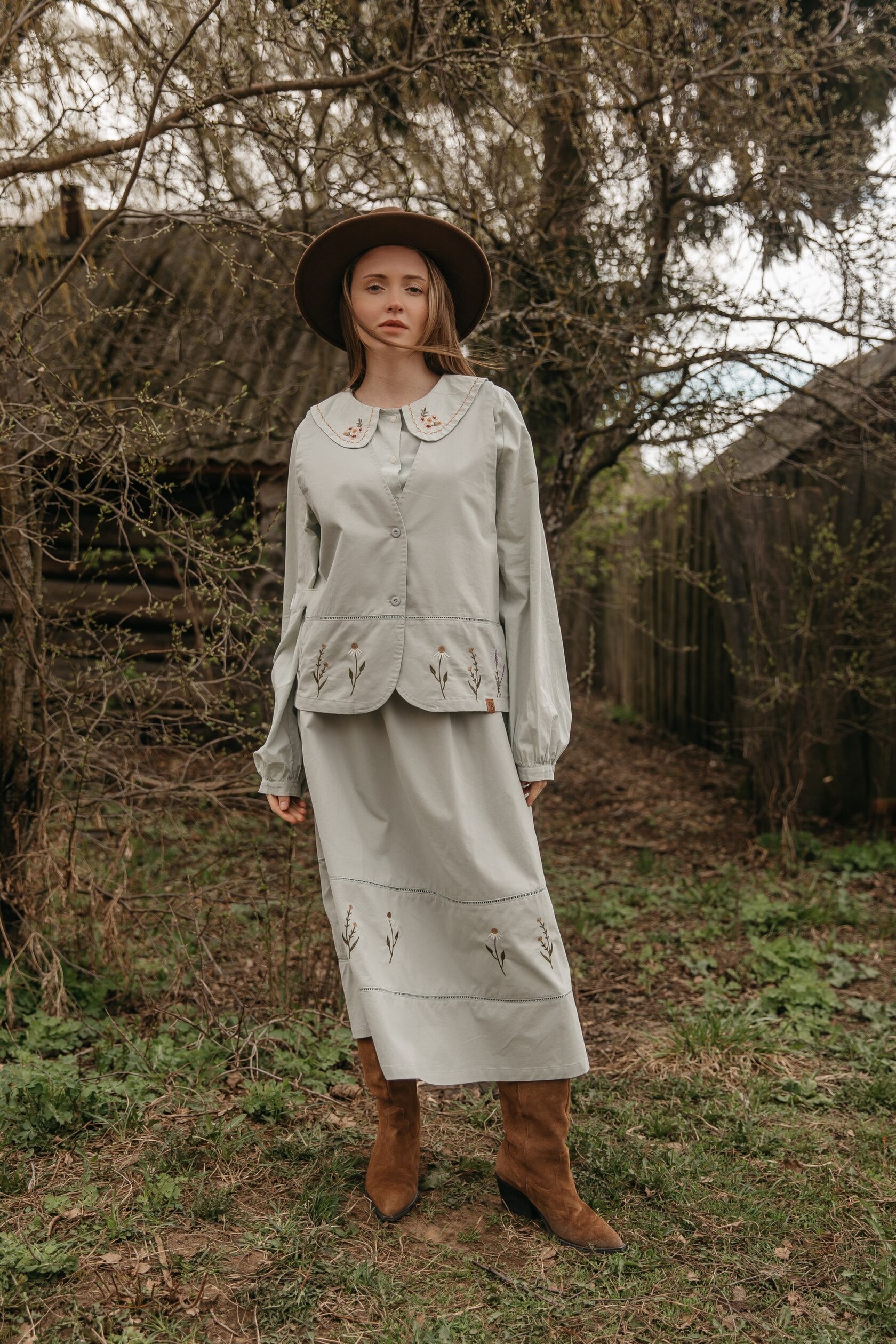 Хлопковый костюм с вышивкой «Луговые травы»