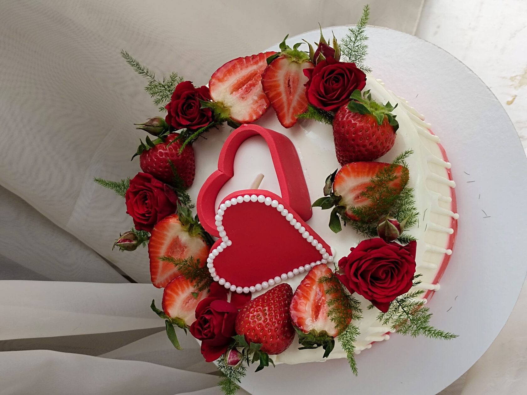 Свадебный торт с клубникой одноярусный