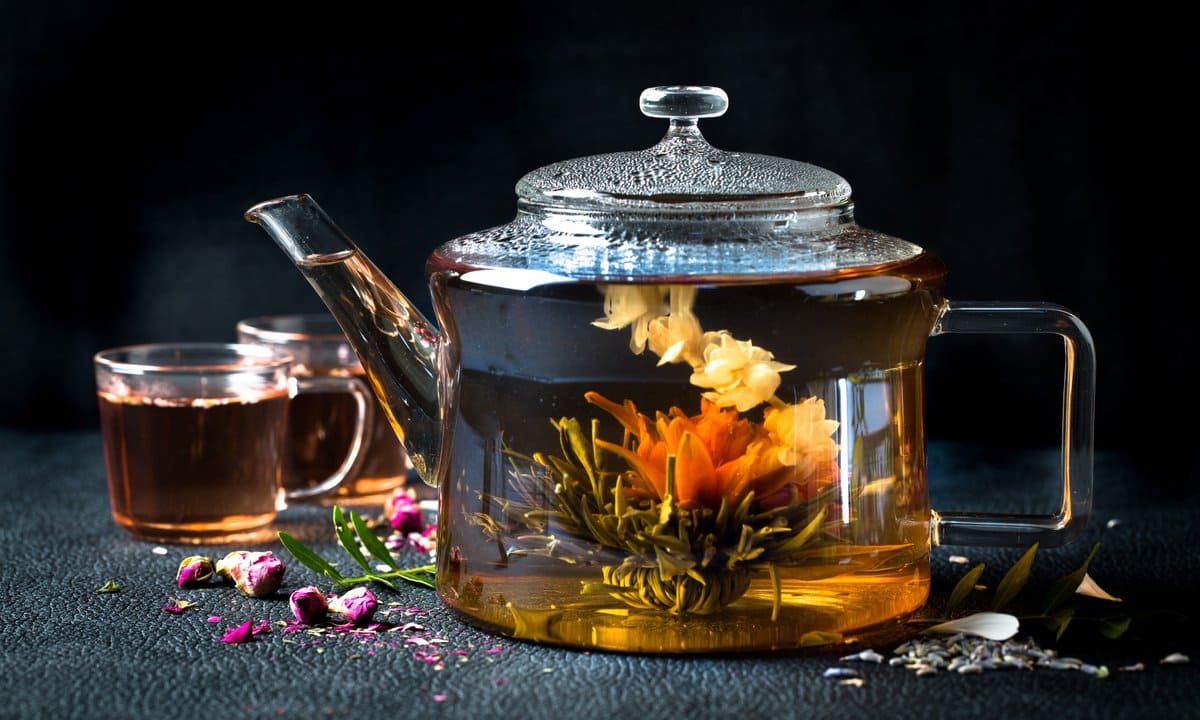 Травяной чай черный. Цветочный чай. Чай в чайнике. Красивый чай. Травяной чай в чашке.