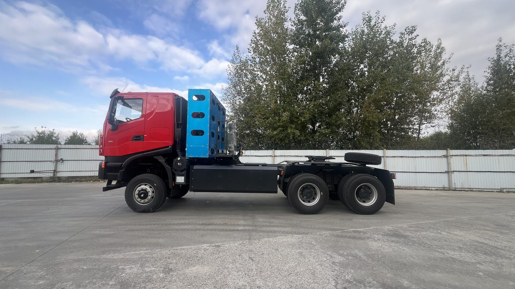 Седельный тягач АМТ 638910 на метане (CNG) 6x6