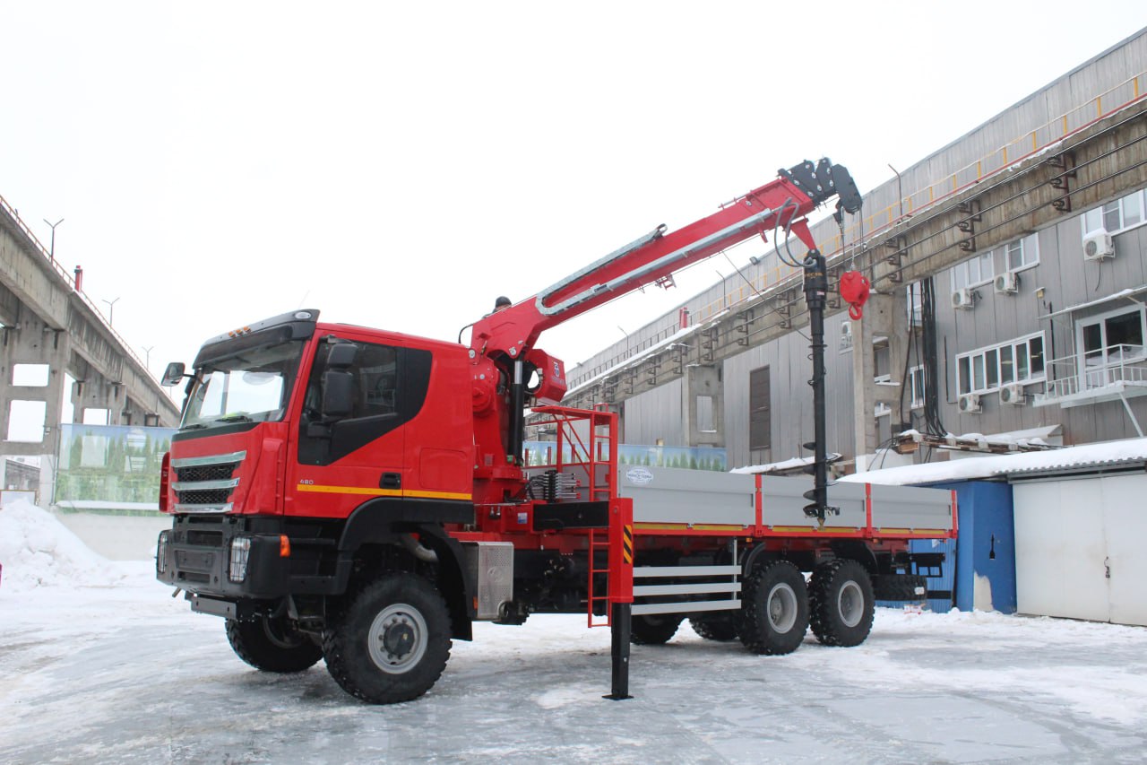 Бортовой автомобиль 6х6 AMT 632944 с буровой установкой
