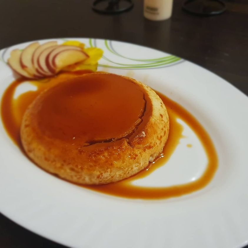 Карамельный крем с соусом; иллюстрация десерта