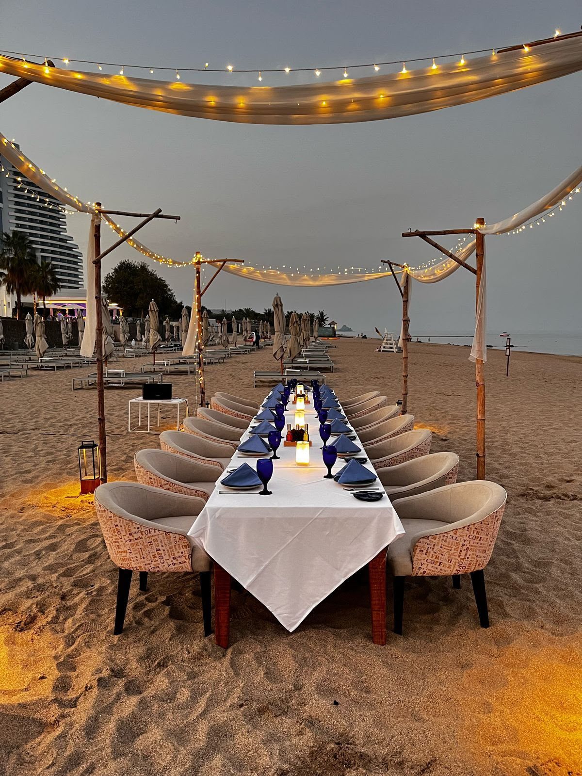Пример сервировки на пляже InterContinental Fujairah