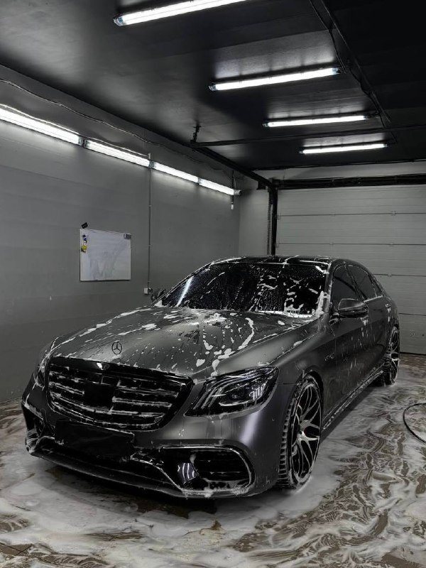 Mercedes S-класса в защитной плёнке в боксе студии