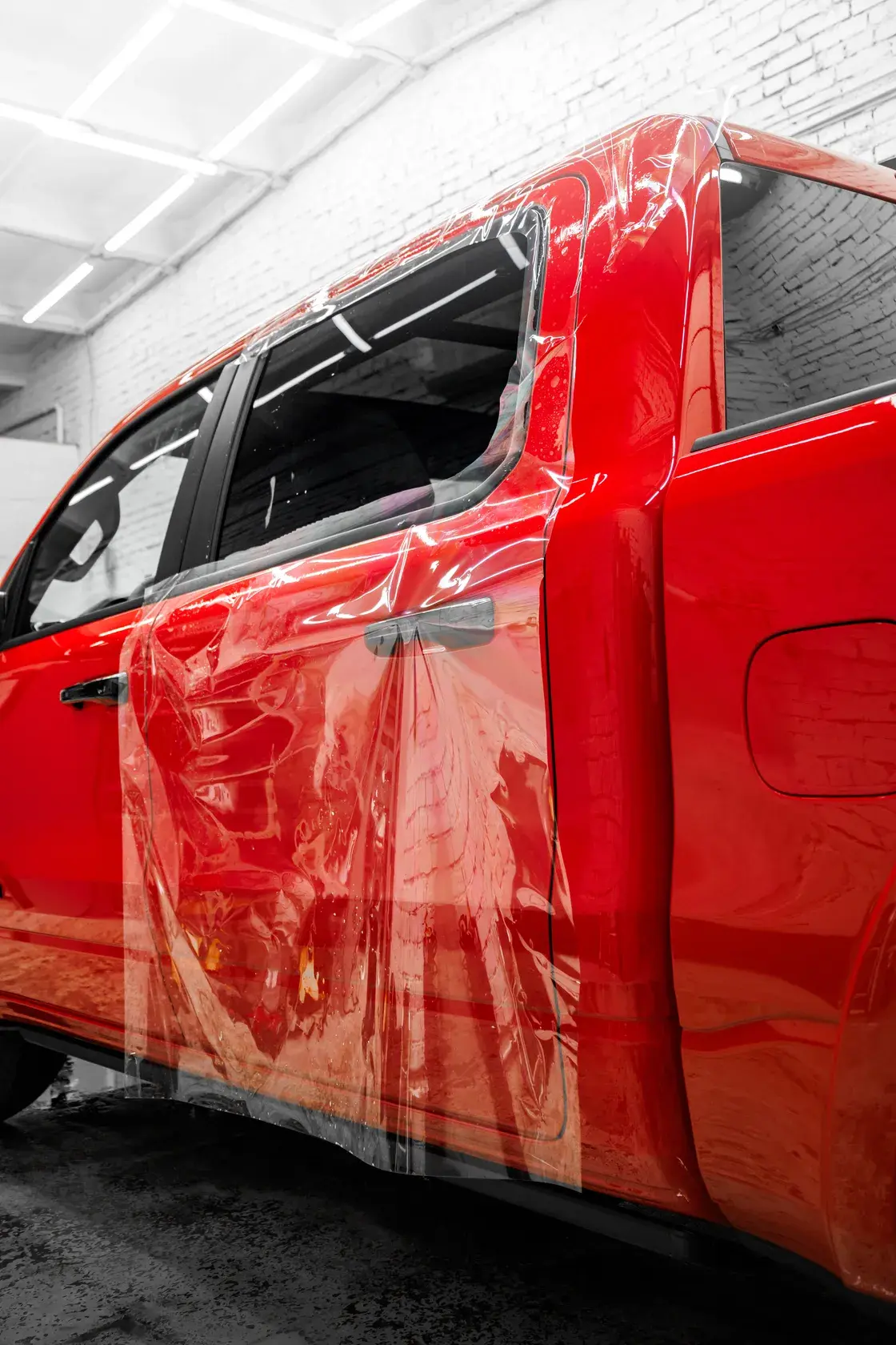 Оклейка двери RAM 1500 полиуретановой плёнкой