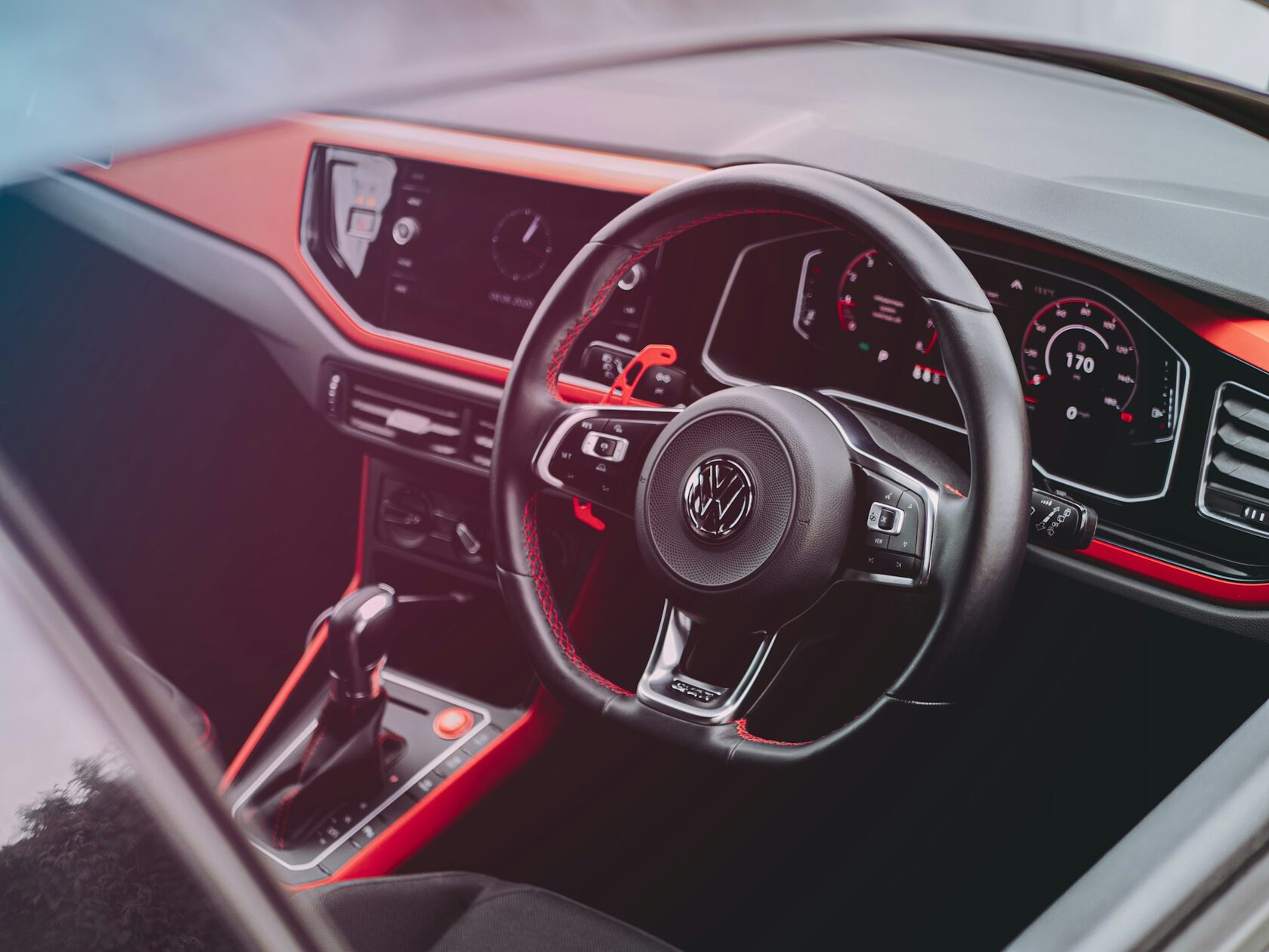 Салон Volkswagen T-Roc с цифровой приборкой и мультимедийным экраном