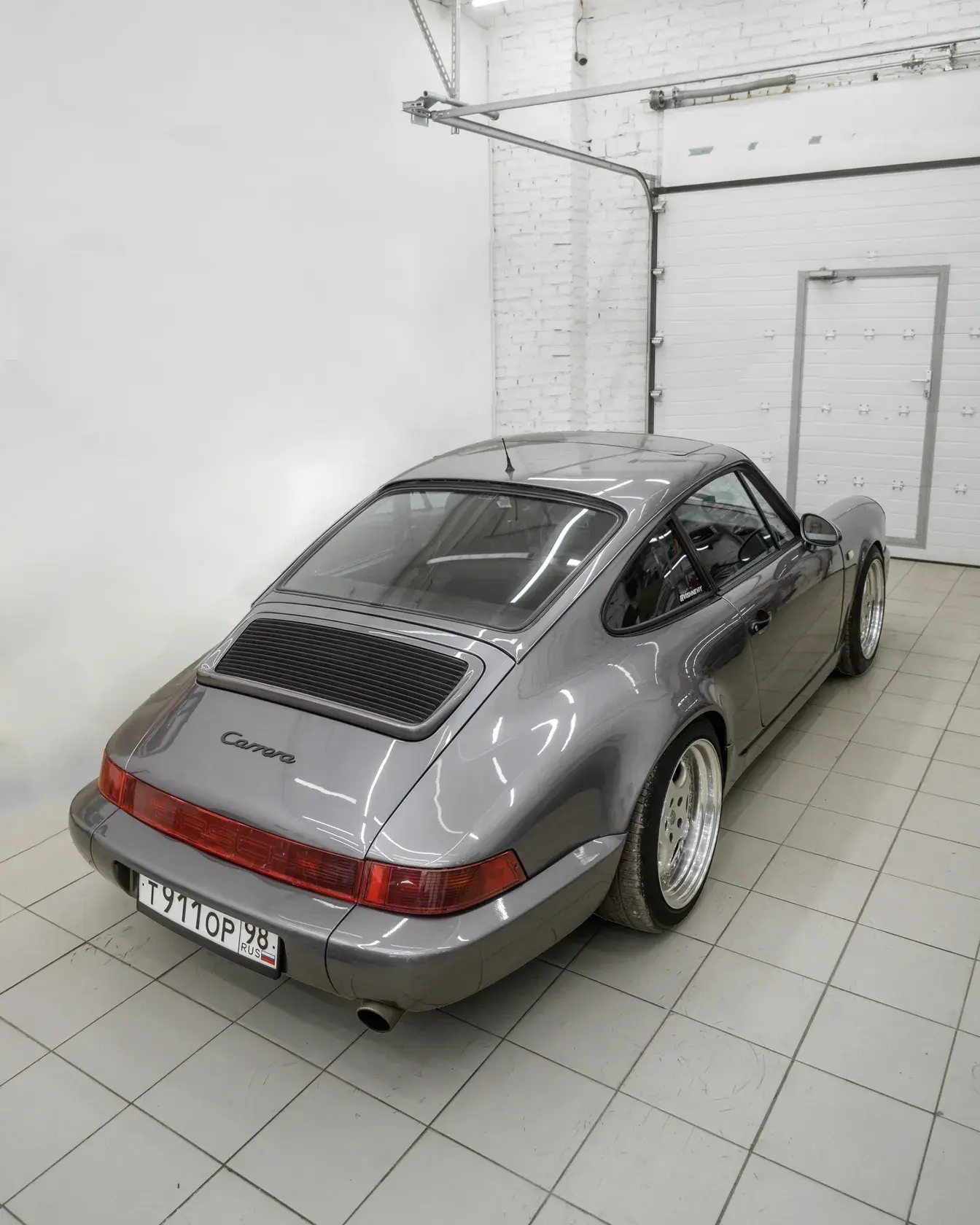 Porsche 911 1986, вид сзади сбоку