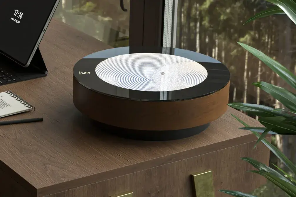 Sand Table Mini Wood в шпоне на рабочем столе у окна, на песке спираль