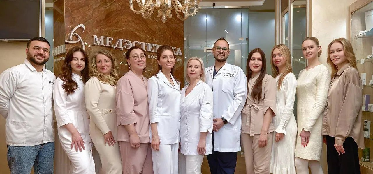 Команда МедЭстетики у ониксовой стены на ресепшн