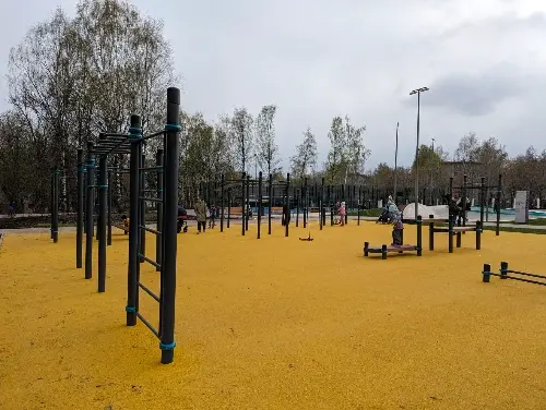 Спортивные снаряды на открытой площадке с желтым покрытием