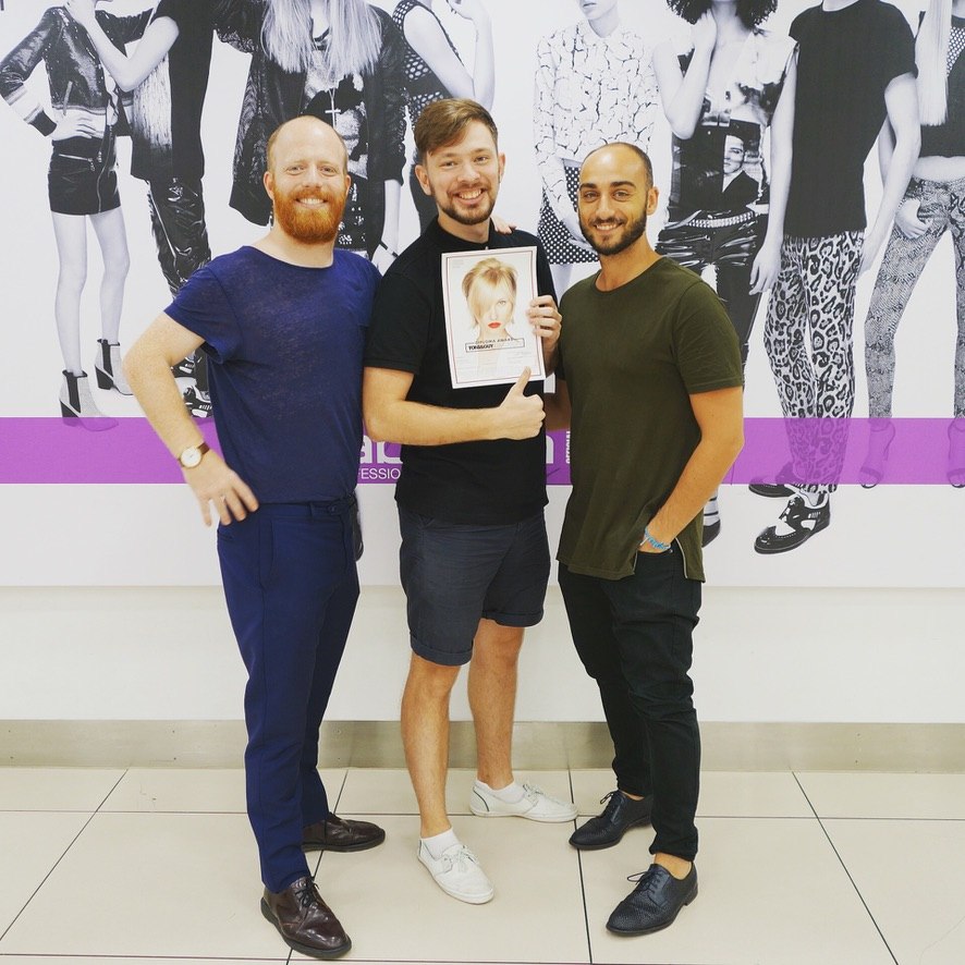 Андрей Волков с документом об обучении TONI&GUY