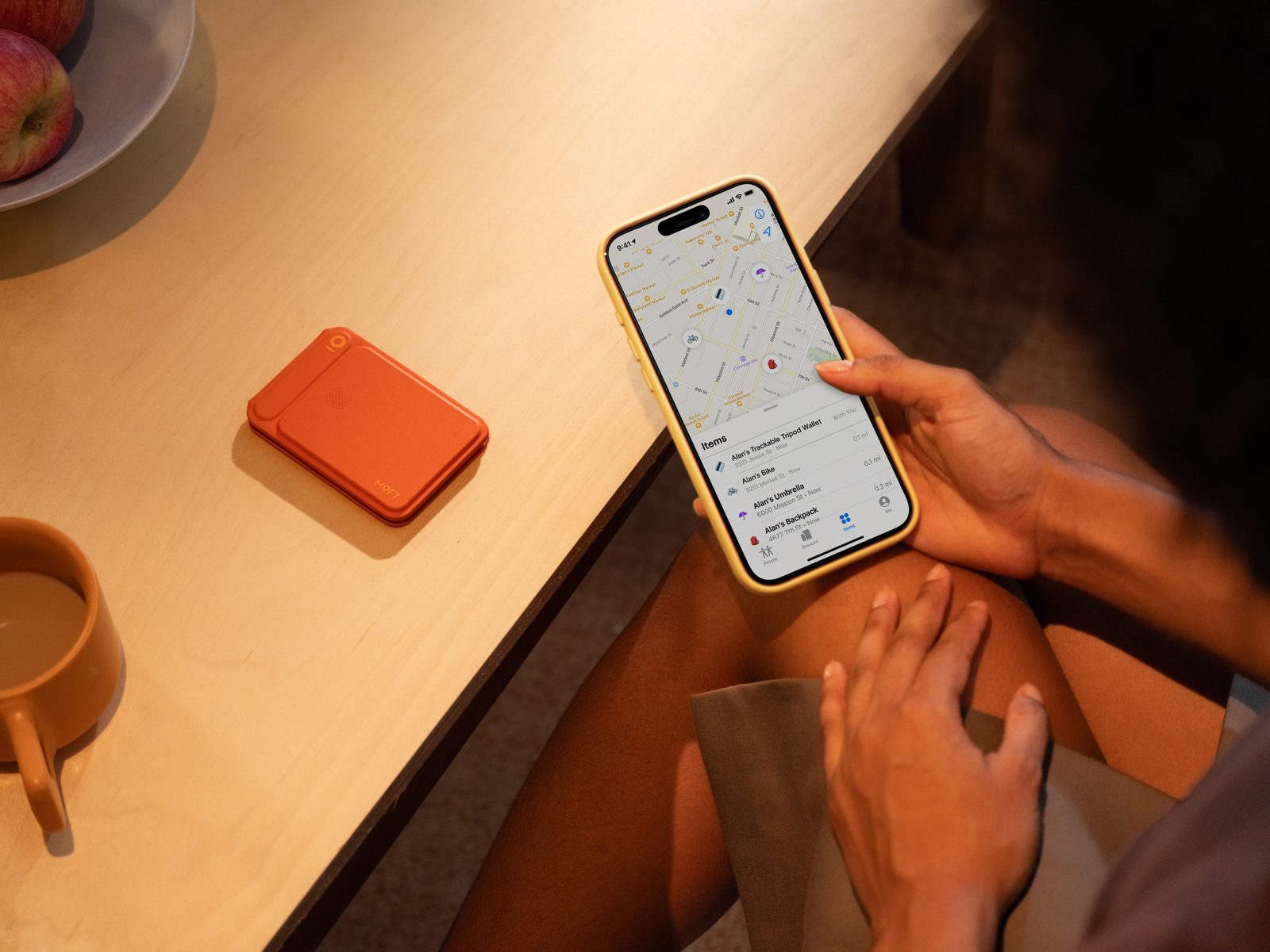 Поиск подставки MOFT на карте в приложении «Локатор» на iPhone