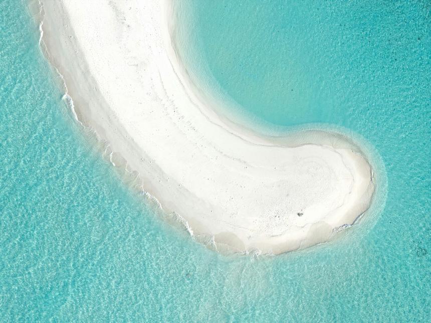Белая песчаная коса среди бирюзовой воды