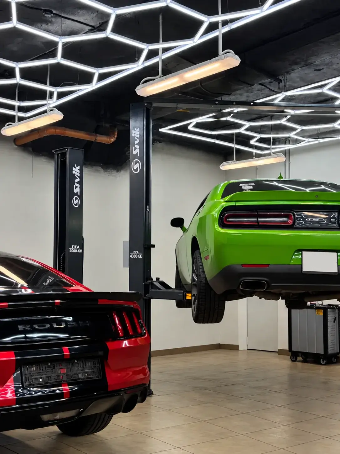 Dodge Challenger в рабочей зоне на подъёмнике
