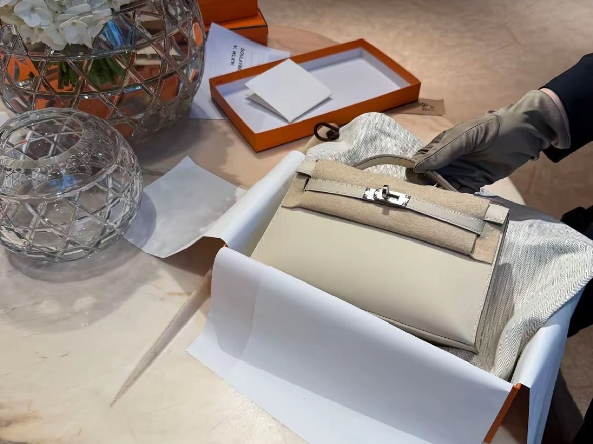 Hermès Mini Kelly в коробке в бутике