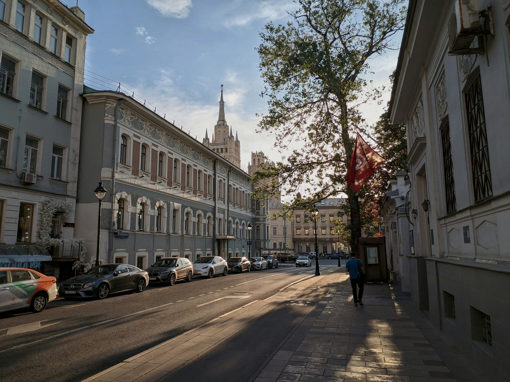 Пешеходная сторона Тверской улицы