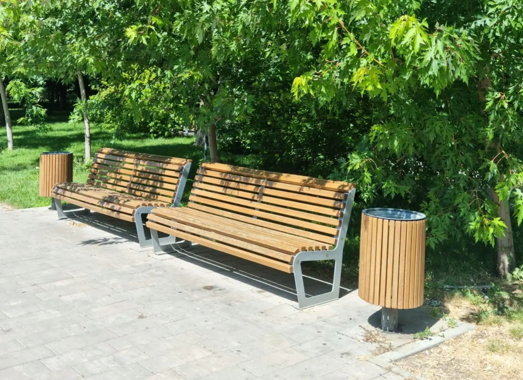 Скамьи и урны в парке