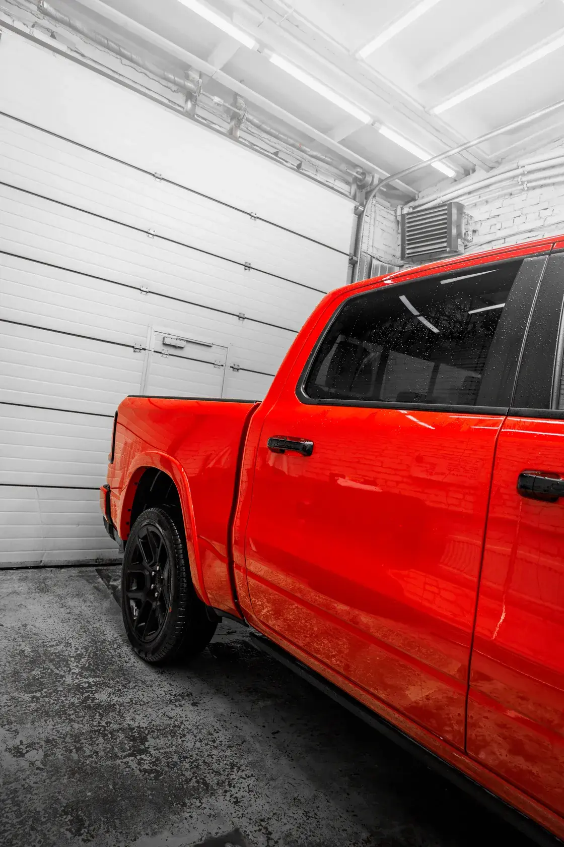 RAM 1500 Laramie сбоку после оклейки плёнкой