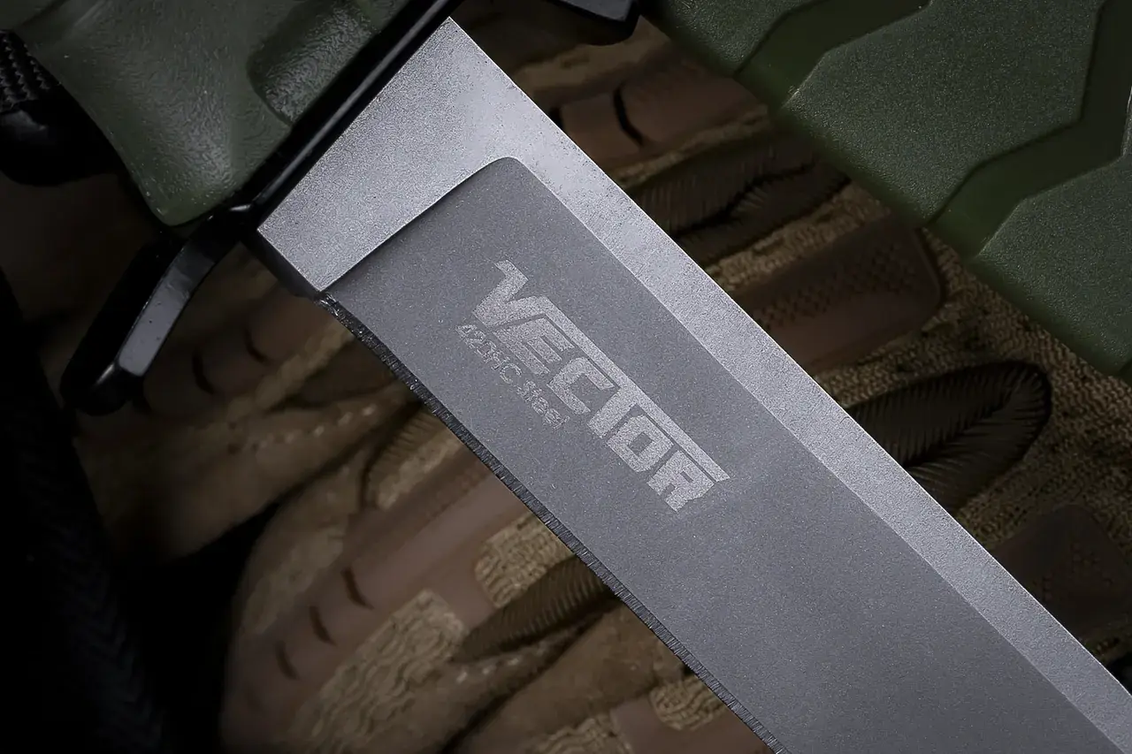 Клинки Kizlyar Supreme с характерной серой поверхностью TacWash