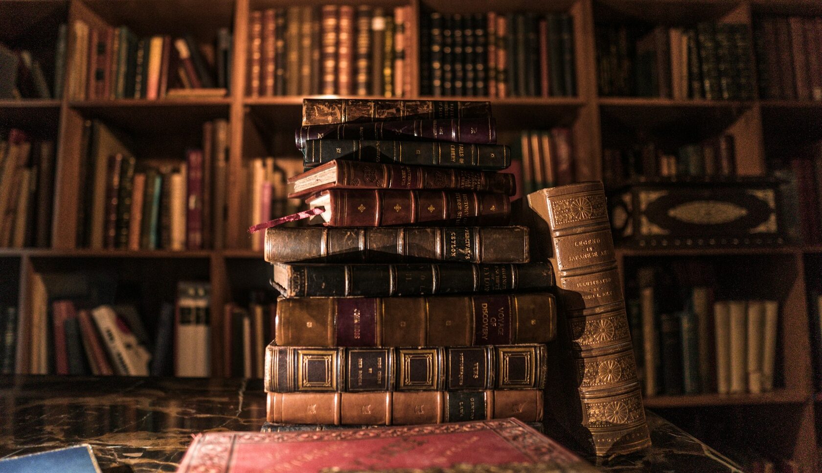 Старые книги на полке — метафора редактуры и качества текста