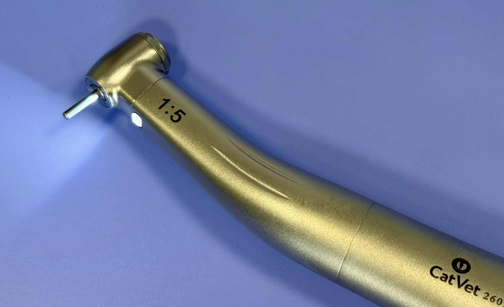 Низкоскоростной наконечник CatVet 1:5 с LED-подсветкой: увеличительный наконечник с передаточным отношением 1:5, световод на конце головки подсвечивает рабочую зону