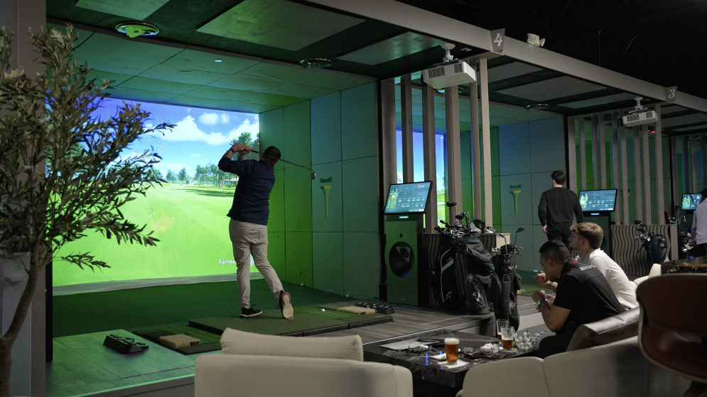 Каркасы симуляторов в гольф-центре Tee Off Golf