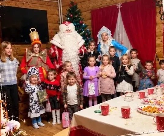 Дети и родители в гостях у Деда Мороза