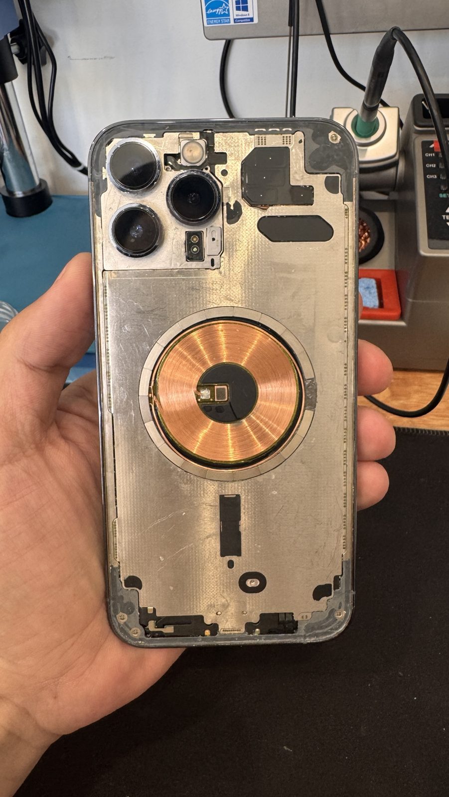 Корпус iPhone 13 Pro без заднего стекла, видна катушка MagSafe