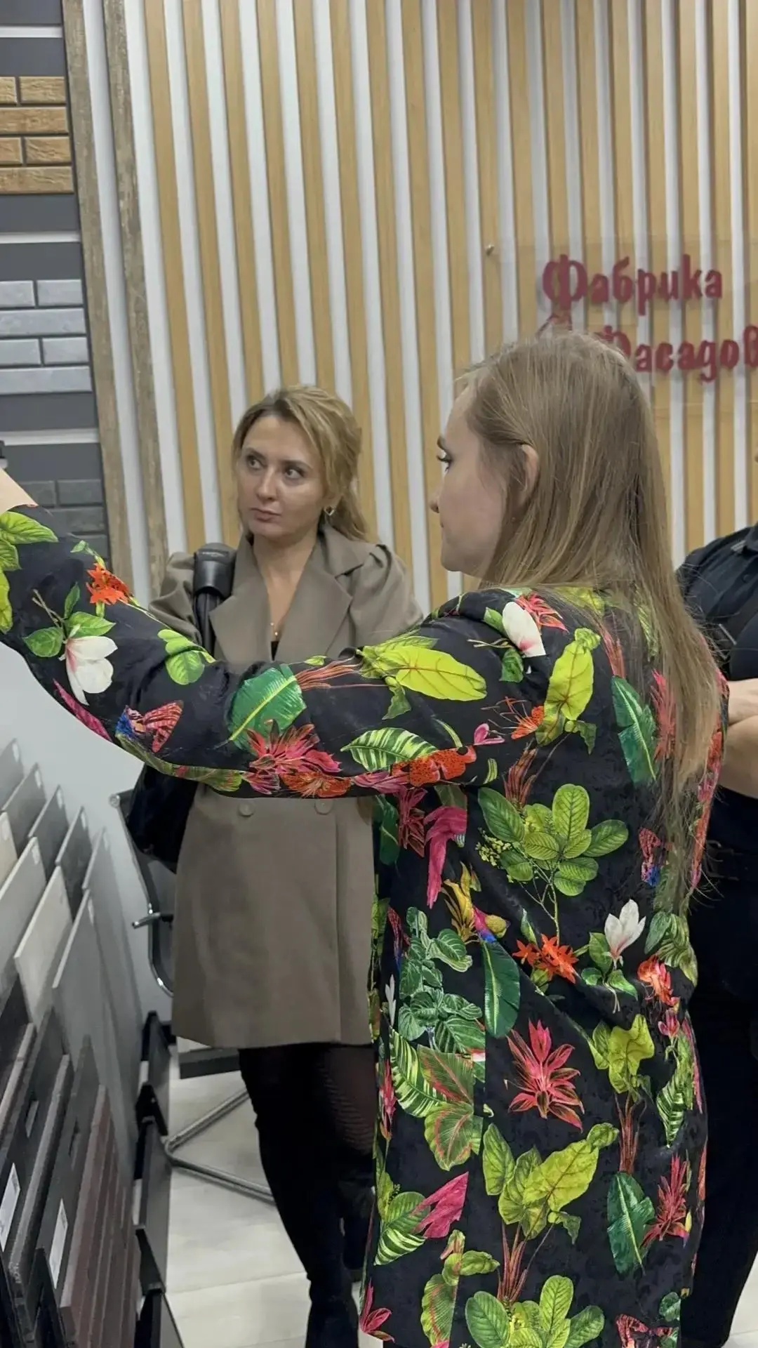 Вертикальные рейки с логотипом «Фабрики Фасадов» во время показа материалов гостям