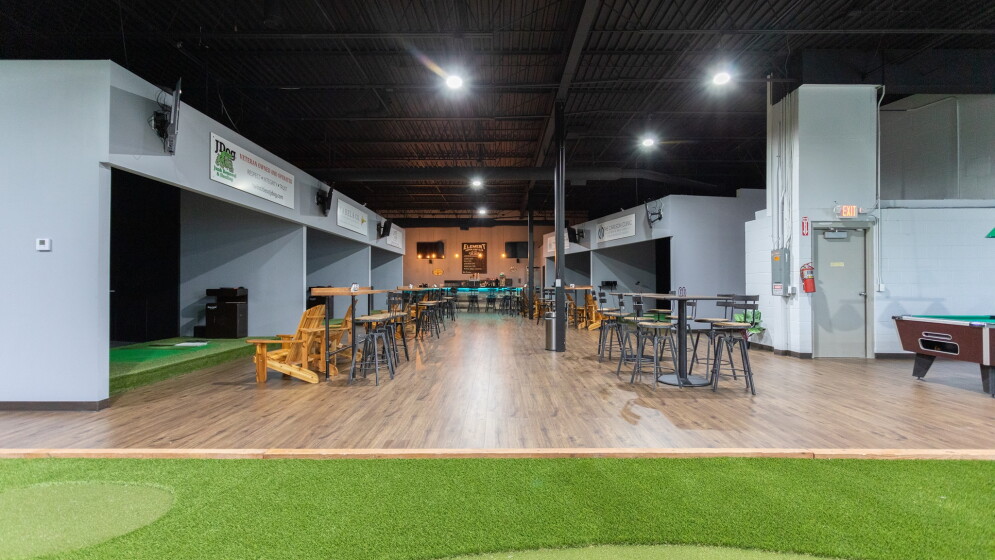 Гольф-симуляторы и защитное оформление в Element Indoor Golf