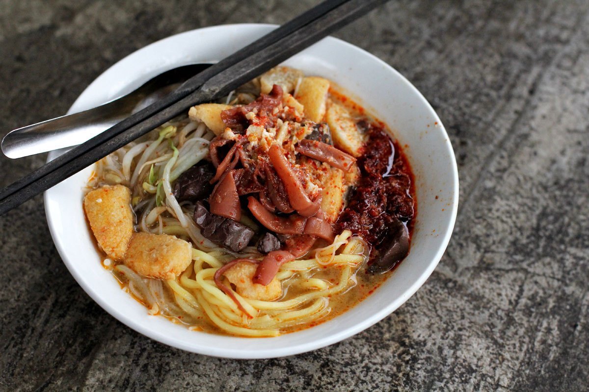 Curry mee с лапшой и добавками на Пенанге