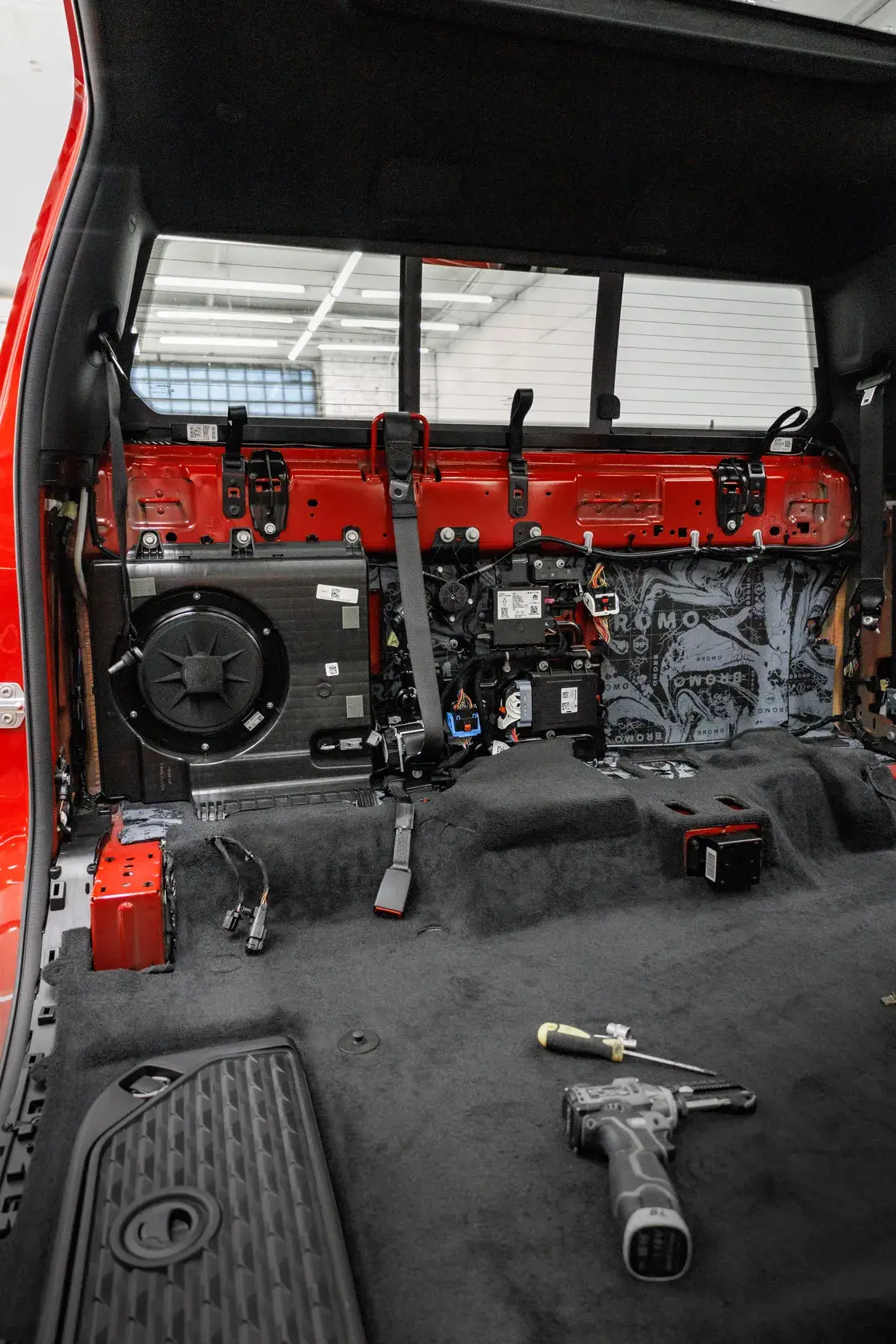 Салон RAM 1500 после укладки ковролина на место