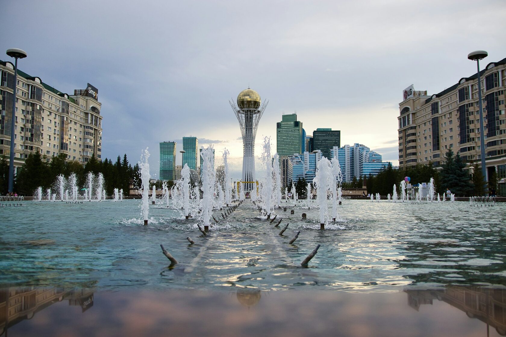 Автобусный тур в Астану из Челябинска — монумент Байтерек в вечерней подсветке