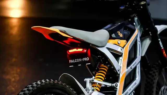 Falcon Pro, серебристый с жёлтыми вставками — задний фонарь и амортизатор