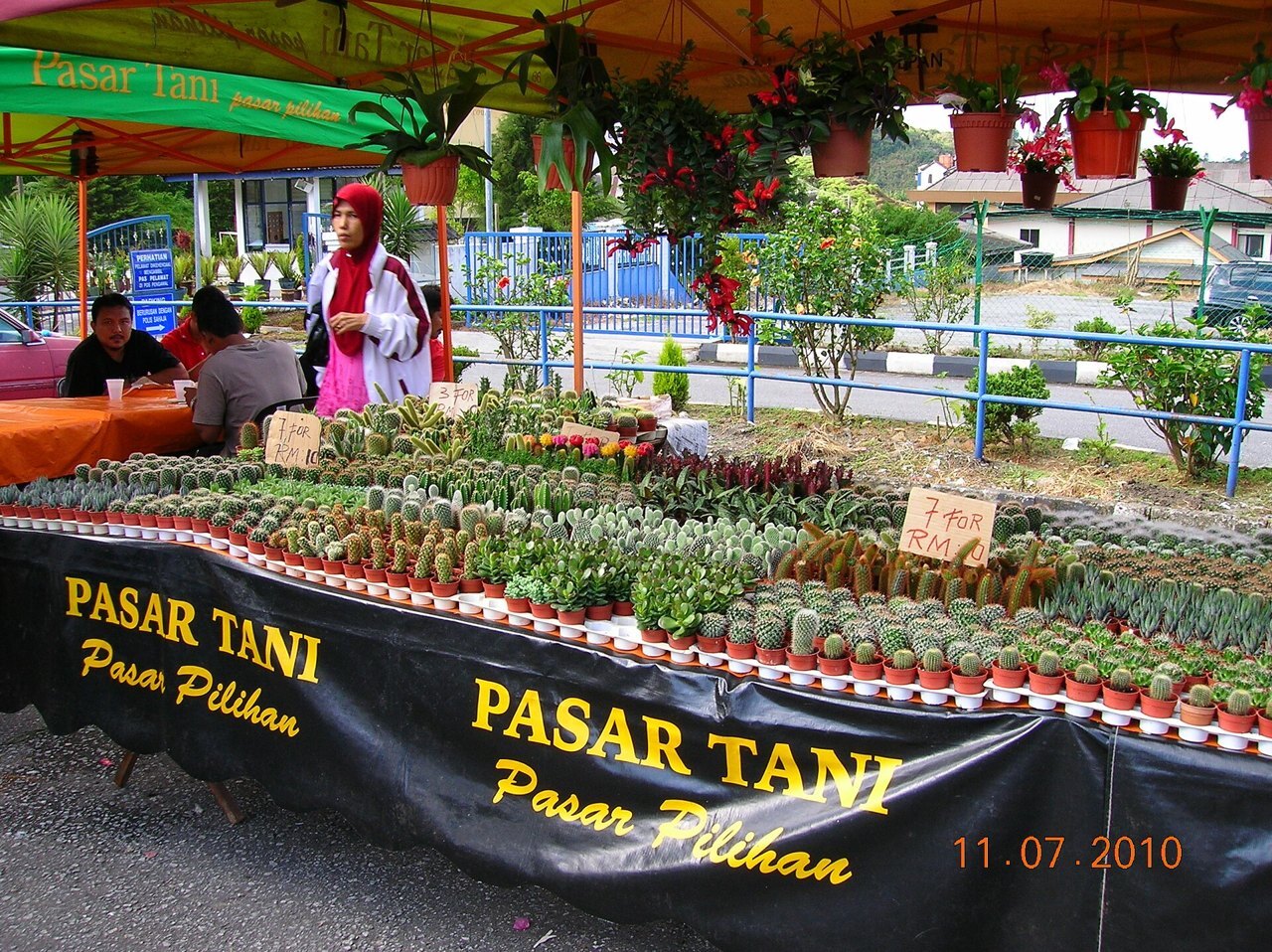 Рынок Pasar Tani в Бринчанге; иллюстрация рынка региона, не Golden Hills