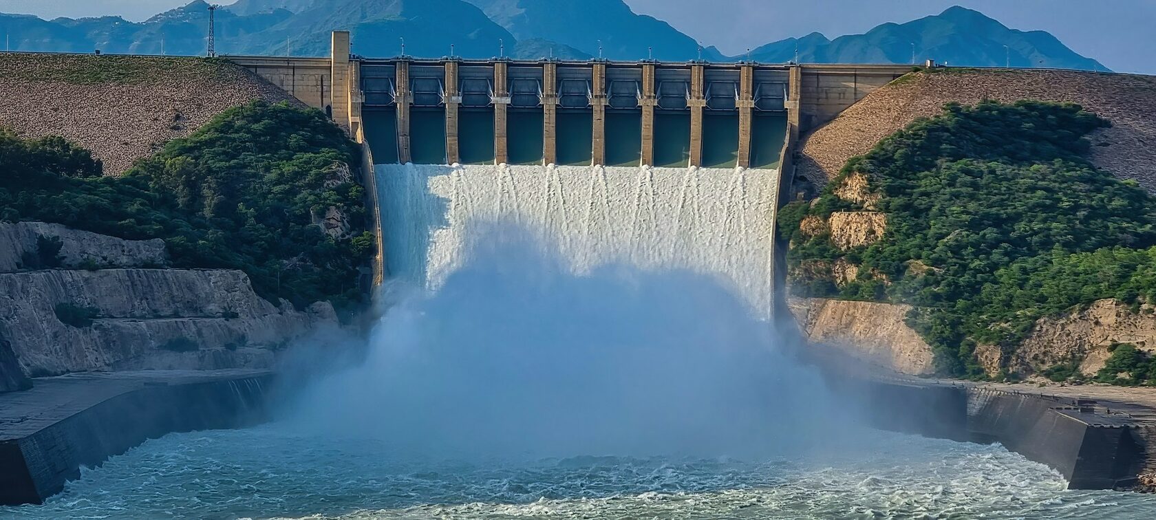 Реконструкция водосбросной плотины ГЭС — устройство водопропускных отверстий 2×2 м в бетоне М700