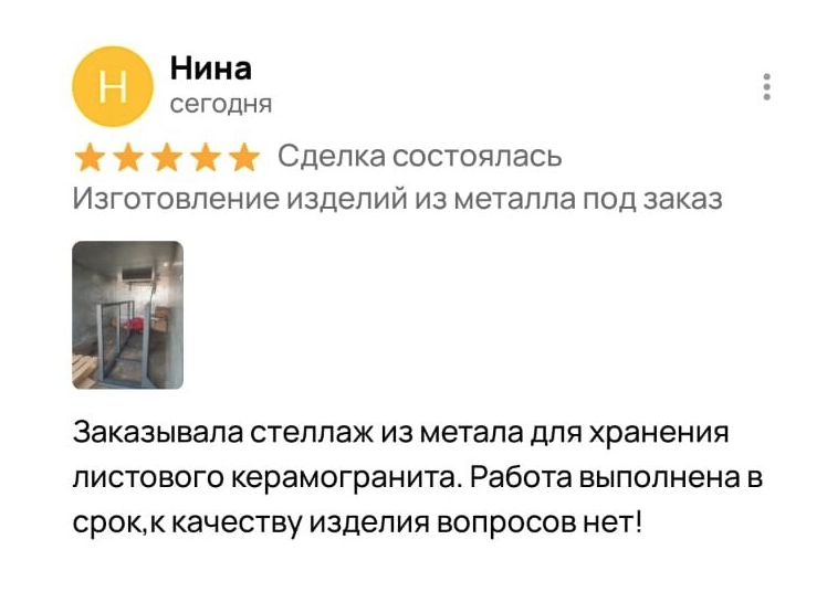 Деревянный обеденный стол в светлом интерьере