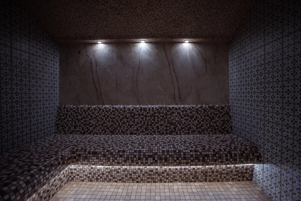 Хаммам с мозаичными лежаками в SPA отеля ZARA