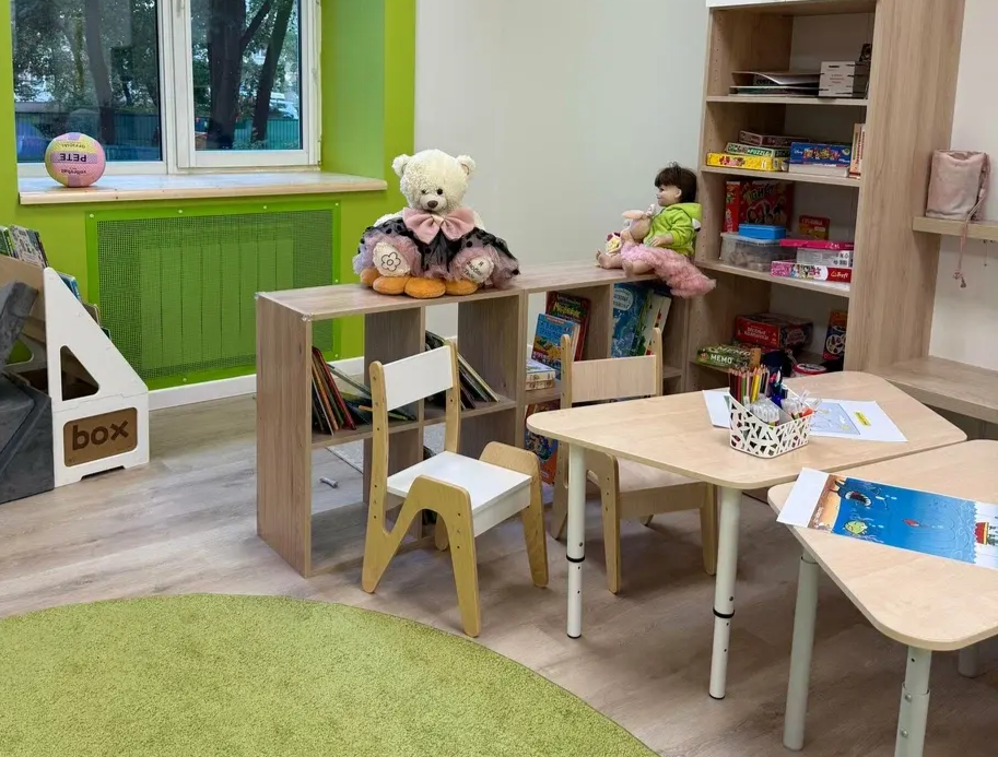 Дети исследуют природные материалы с педагогом