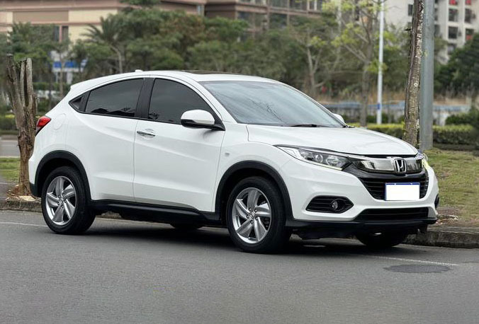 Белый Honda Vezel 1.5 CVT китайской сборки, вид сбоку