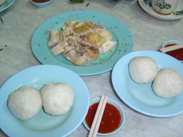 Курица и рисовые шарики — малайзийский вариант chicken rice