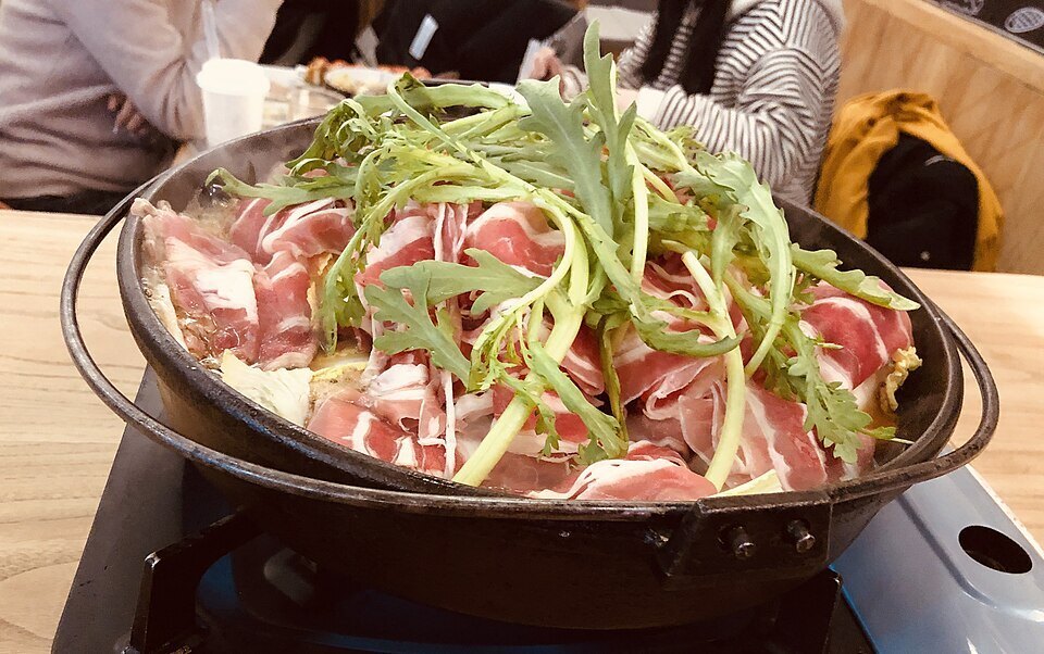 Ингредиенты в общем горячем котелке; иллюстрация формата hot pot