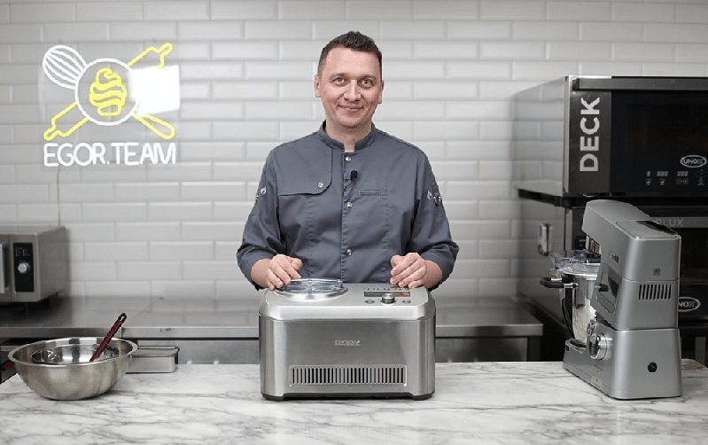 Егор Козловский рядом с мороженицами