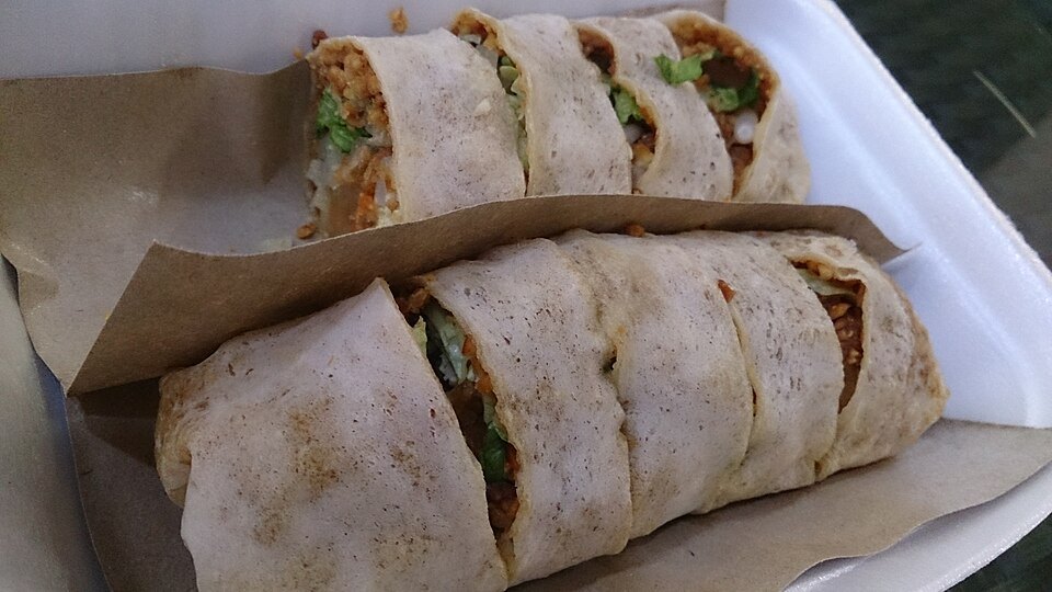 Нарезанный рулет popiah с начинкой