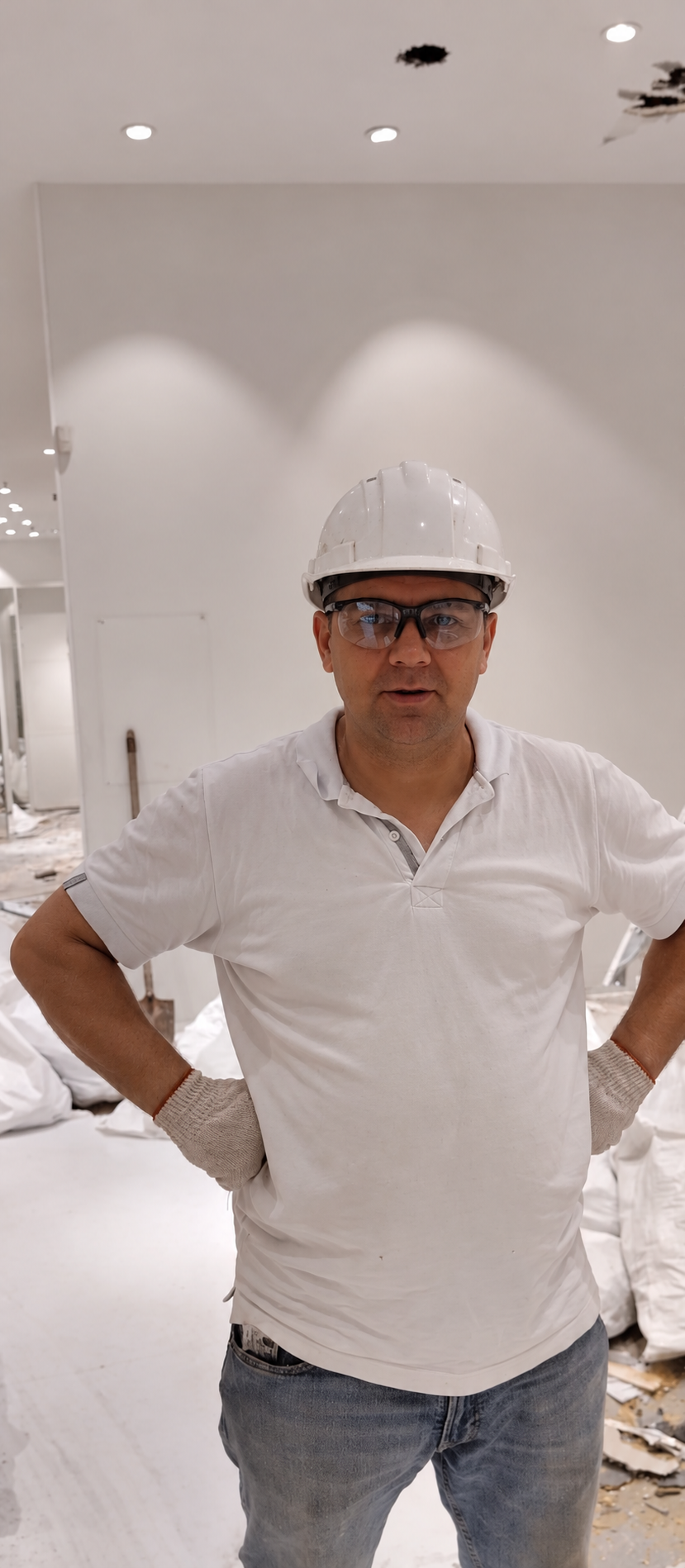 Дмитрий на объекте: внутренний демонтаж помещения в каске и защитных очках