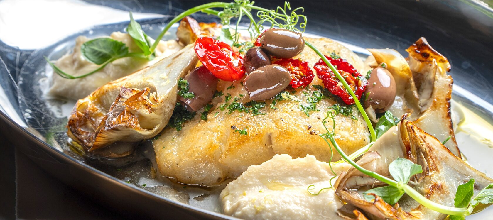 Треска с артишоками, оливками и вялеными томатами
