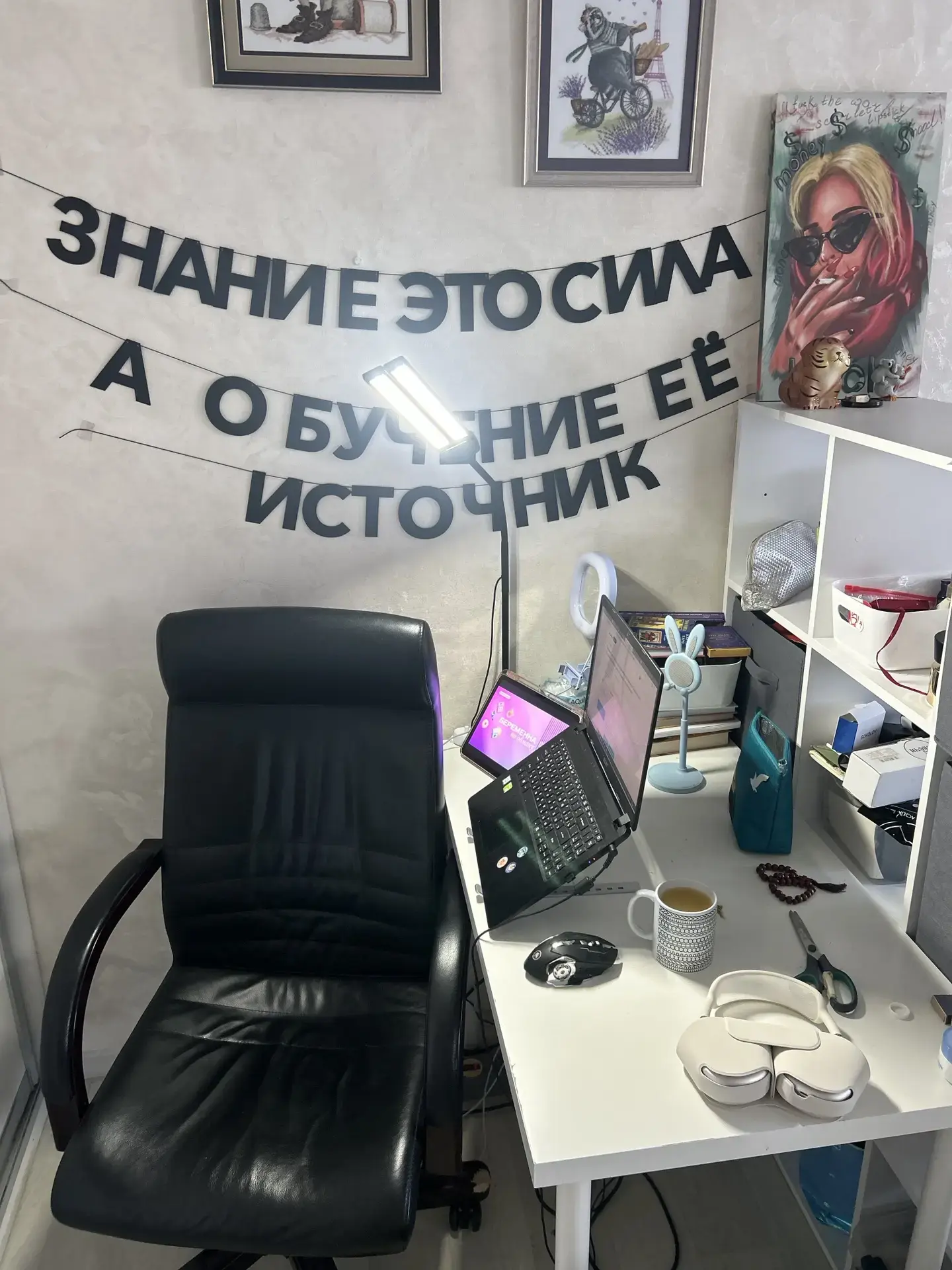 Стол с черновиками и набросками заданий